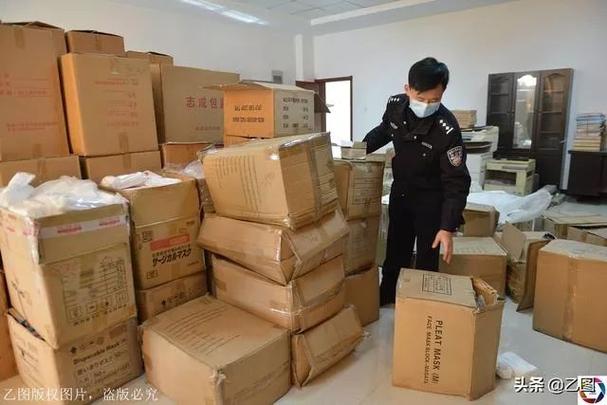 丁某数次通过多渠道大量低价进购日常防护口罩(非医用外科口罩),利用